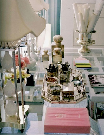 Decoracion de moda  Chanel book decor, Book decor, Coffee table books decor